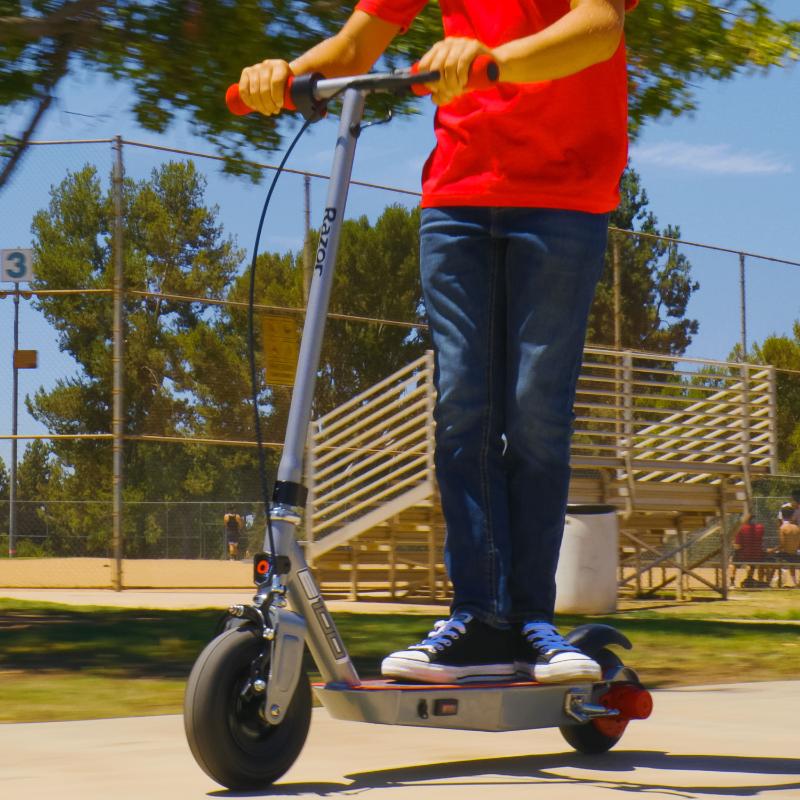 Razor Scooter Eléctrico E100 Black Label Gris/Rojo - Farmacias Arrocha