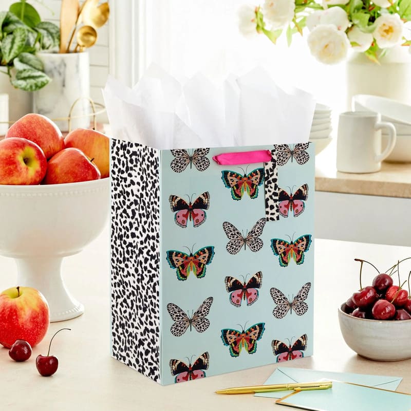 Hallmark Bolsa De Regalo Mariposas En Color Menta de 13" - Farmacias Arrocha