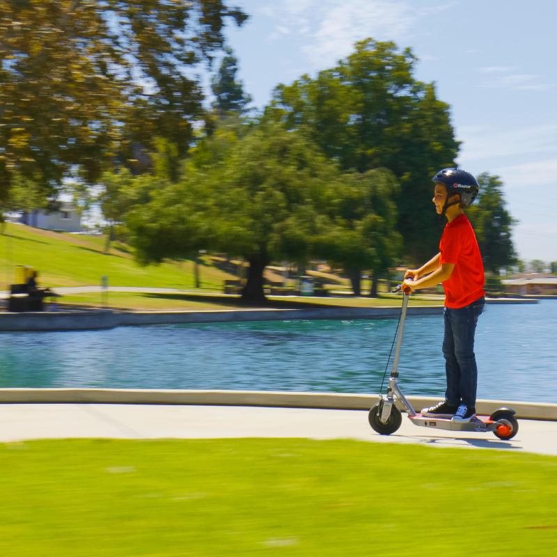 Razor Scooter Eléctrico E100 Black Label Gris/Rojo - Farmacias Arrocha